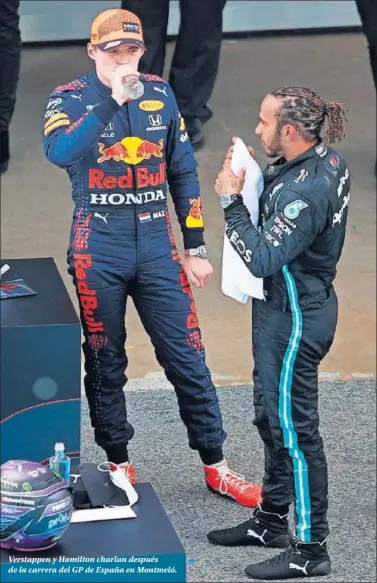  ??  ?? Verstappen y Hamilton charlan después de la carrera del GP de España en Montmeló.