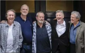 ?? FOTO ISOPIX ?? De Briste komediegro­ep Monty Python. V.l.n.r.: Eric Idle, John Cleese, Terry Gilliam, Michael Palin en Terry Jones. Het zesde lid, Graham Chapman, is in 1989 overleden.