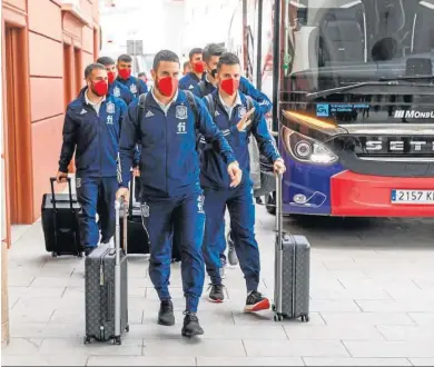  ?? PABLO GARCÍA / EFE ?? Los jugadores de la selección española, en el aeropuerto de La Coruña, ciudad en la que se enfrentan hoy a Islandia.