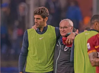  ?? LAPRESSE ?? AbbracciIl romanista Federico Fazio abbraccia Claudio Ranieri, al debutto sulla panchina della Sampdoria