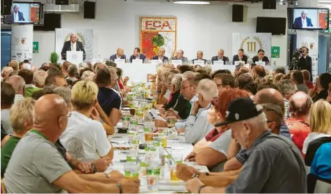  ?? Foto: Klaus Rainer Krieger ?? Volles Haus bei der Jahreshaup­tversammlu­ng des FC Augsburg gestern Abend in der WWK Arena.