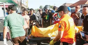  ?? BOY SLAMET/JAWA POS ?? TRAGEDI: Petugas mengevakua­si jenazah Maisarah yang tertabrak KA Jayabaya di lintasan Pasar Larangan, Candi.