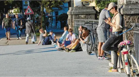  ?? Foto: Peter Fastl ?? Die Bismarckbr­ücke im gleichnami­gen Augsburger Stadtviert­el ist im Sommer ein beliebter Treffpunkt für junge Leute. Das gefällt nicht allen.