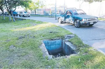  ?? FOTO: EL HERALDO ?? Cinco tragantes de aguas lluvias se encuentran sin tapadera y llenos de basura.