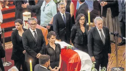  ?? AFP ?? Exequias. Miembros del actual gobierno y del anterior, ayer, junto al féretro del ex presidente Piñera.
