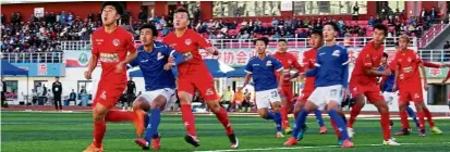  ?? — AFP ?? Out in the cold: Players of Lhasa Chengtou (in blue) and Zibo sunday competing for the ball during their 2017 Chinese Football associatio­n amateur League match in Lhasa.