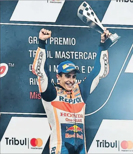  ?? ANDREAS SOLARO / AFP ?? Marc Márquez celebra en Misano su cuarta victoria de la temporada