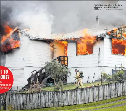  ?? PHOTO / ANDREW WARNER ?? Firefighte­rs were called to the fire at a house on Homedale St about 12.55pm.