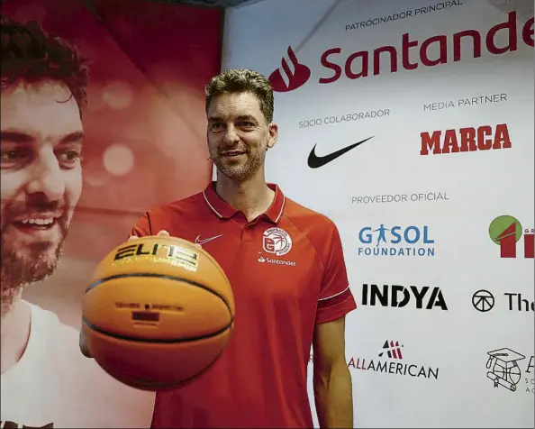  ?? FOTO: PEP MORATA ?? Pau Gasol, durante la presentaci­ón ayer de su ‘campus’, el ‘Pau Gasol Academy by Santander’enj el Work Café del Banco Santander en Barcelona