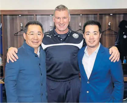 ??  ?? Leicester manager Nigel Pearson is flanked by Vichai Srivaddana­prabha, left, and his son Aiyawatt.