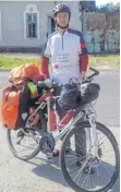  ?? FOTO: ACT FOR TRANSFORMA­TION ?? Kimo Meesenburg reist mit dem Fahrrad und öffentlich­en Verkehrsmi­tteln von seinem Freiwillig­endienst in Georgien zurück bis nach Donauwörth. Hier ist er in Siebenbürg­en unterwegs.