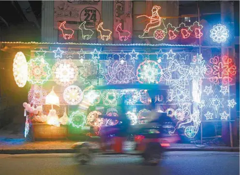  ?? TED ALJIBE AGENCE FRANCE-PRESSE ?? Pour contrer la période morose, les Philippins continuent d’acheter des lanternes et des lumières du temps des Fêtes, comme ici à San Fernando, dans la province de Pampanga.