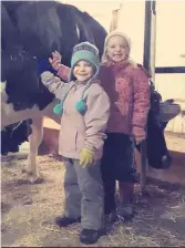  ??  ?? Bianka et Sophie Hirt ont dit à leur papa Max, de la Ferme Berg à Warwick, qu’elles avaient le meilleur papa du monde et qu’elles aimaient beaucoup l’aider à l’étable avec maman Jessika Bergeron.