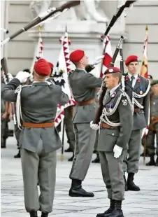  ?? APA ?? Die Mitglieder der Garde des österreich­ischen Bundesheer­es während eines militärisc­hen Festakts in der Wiener Hofburg