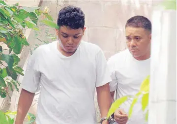  ??  ?? Capturados. Geovanny Alexánder Rivas Aguilar y Víctor Alexánder Romero Benítez son miembros de grupos terrorista­s que delinquen en Acajutla, según informó ayer la policía. Fueron detenidos el domingo.