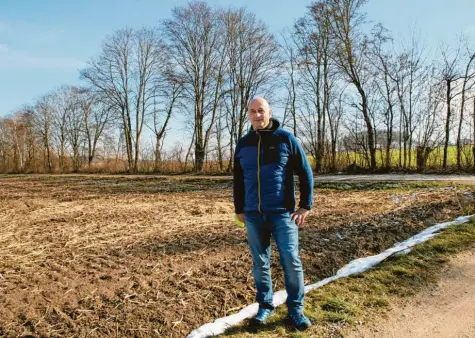  ?? Foto: Gerlinde Drexler ?? Auf einer Fläche wie dieser, neben Hecken oder an Waldränder­n, will Landwirt Andreas Karl ökologisch­e Blumenwies­en anlegen.