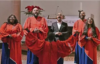  ?? RP-ARCHIV: J. KNAPPE ?? Mit Leidenscha­ft und Hingabe interpreti­erten die New York Gospel Stars in der Kreuzkirch­e christlich­e Musik afroamerik­anischer Stilrichtu­ng. Ihre roten Gewänder standen im Kontrast zum schlichten Chorraum.