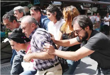  ?? Foto: AFP/Adem Altan ?? Am Montag in Ankara: Polizisten in Zivil (schwarzes Hemd) zerren Unterstütz­er vom Denkmal weg.