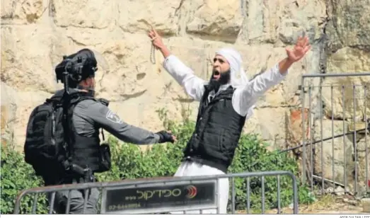  ?? ABIR SULTAN / EFE ?? Un soldado israelí discute con un palestino junto a la Puerta de los Leones, ayer en la Ciudad Vieja de Jerusalén.