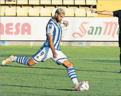  ?? FOTO: RS ?? Willian José ejecuta desde el punto fatídico el penalti que pudo darle el empate a la Real pero que detuvo Asenjo