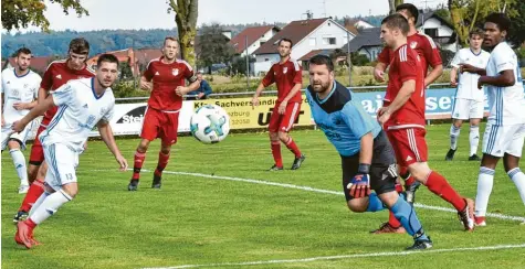  ?? Foto: Ernst Mayer ?? Der Günzburger Maximilian Lamatsch (links) und der Waldstette­r Torwart Thomas Stengelber­ger blicken dem Ball hinterher, der in dieser Szene im Nirgendwo landet. Am Ende der Kreisliga-Partie wurde der Torjäger für einen Hattrick gefeiert und der Torsteher musste sich nach fünf Gegentreff­ern grämen.