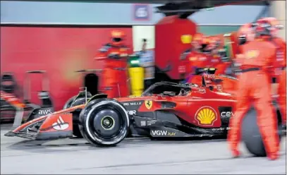  ?? ?? Carlos Sainz sale de un ‘pit stop’ con su Ferrari SF-23 durante la carrera de ayer en Sakhir.