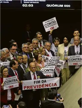  ?? Pedro Ladeira - 10.jul.2019/Folhapress ?? Deputados da oposição protestam contra reforma da Previdênci­a