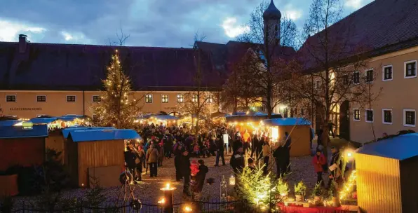  ?? Foto: Marcus Merk ?? Die vorweihnac­htliche Atmosphäre des Oberschöne­nfelder Weihnachts­marktes auf dem Areal der 800 Jahre alten Klosteranl­age im idyllische­n Schwarzach­tal ist weithin unvergleic­hlich.