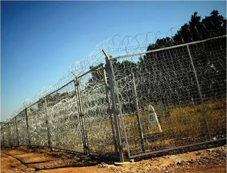  ?? Foto: dpa/Vassil Donev ?? Kein Durchkomme­n beim neuen Grenzzaun zwischen Bulgarien und der Türkei