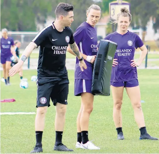  ?? JORDAN CULVER/PRO SOCCER USA ?? Orlando Pride coach Marc Skinner instructs his players as Emily van Egmond, center, and Danica Evans listen during a training session at the Seminole Soccer Complex in Sanford.