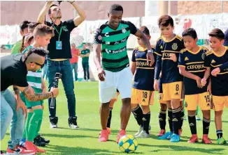  ?? /CORTESÍA ?? Marlos Moreno convivió con los pequeñines de la Copa Peñoles