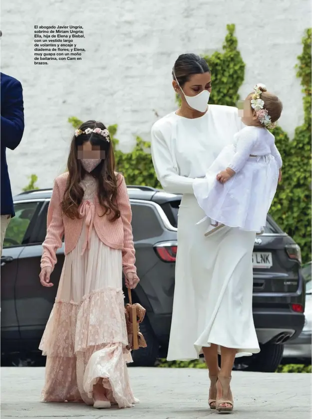  ??  ?? El abogado Javier Ungría, sobrino de Miriam Ungría; Ella, hija de Elena y Bisbal, con un vestido largo de volantes y encaje y diadema de flores; y Elena, muy guapa con un moño de bailarina, con Cam en brazos.