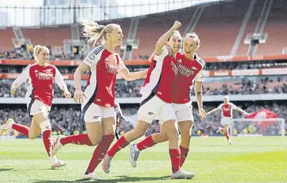  ?? Andrew Couldridge / Reuters ?? Mariona Caldentey celebrando su gol al Lyon en la ida de las semifinale­s de la Champions