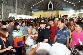  ?? — Jun Jaso/Pampanga PIO ?? RELIEF PACKS. Pampanga Vice-Governor Dennis ‘Delta’ Pineda gives relief packs to flood-affected residents in Minalin town. Assisting him is Mayor Edgar Flores.