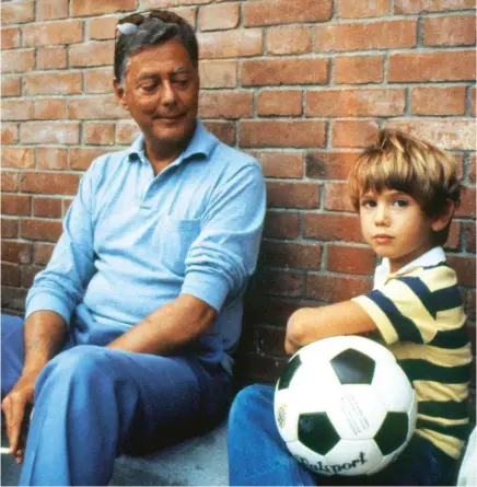  ??  ?? Padre, figlio e Juventus Umberto Agnelli con il figlio Andrea nel 1981 a Villar Perosa assistono a un allenament­o della Juventus.