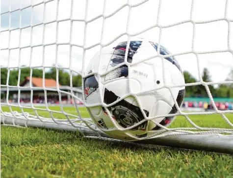  ??  ?? Auf den meisten Fußballplä­tzen in der Region ruht aufgrund der Sommerpaus­e derzeit noch der Ball. Hinter den Kulissen werden jedoch eifrig die Maschen für die Einteilung der Spielklass­en gezogen.