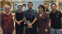  ?? ?? SMILE. Cafe Summit chef Mau Dominguez (middle) with lunch guests: Cookie Newman, Summit Galleria Cebu general manager Arlene Tongco, Nelia Neri and Selrahco’s Charles Lim.