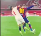  ?? FOTO: CAPTURA ?? Mateu Lahoz no pitó un penalti de Suso sobre Alba en la ida de Copa en Sevilla que acabó 2-0 y que pudo haber sido un 2-1