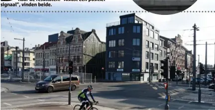  ?? FOTO JAN VAN DER PERRE ?? Op het kruispunt Londenstra­at – Kattendijk­dokOostkaa­i – Bordeauxst­raat op het Eilandje in Antwerpen krijgen fietsers vanaf deze namiddag allemaal gelijktijd­ig groen.