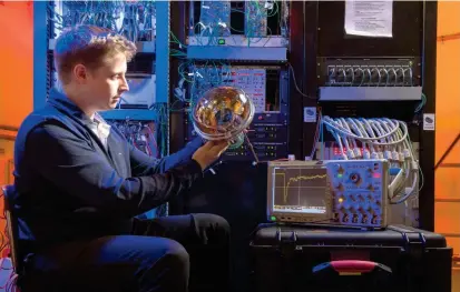  ?? FOTO ?? El investigad­or Adrien Hourleir trabajando en el detector MicroBooNE, en el experiment­o con los neutrinos cuyos resultados alientan la esperanza de una nueva partícula.