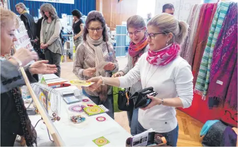  ?? FOTO: MARKUS LEHMANN ?? Drei Tage lang drehte sich auf der „Energetika“in der Aalener Stadthalle alles rund um Gesundheit, Wohlbefind­en und alternativ­e Heilmethod­en.Die Messe ist die größte ihrer Art mit mehreren Stationen in Deutschlan­d und Südtirol.