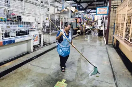  ?? AFP ?? El mercado Roberto Huembes, en Managua, estaba desolado ayer, y el tráfico en la carretera Panamerica­na era muy escaso. Opositores levantaron una barricada en la ciudad de Tipitapa.