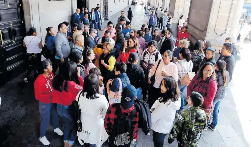  ?? MARIANO SORIANO ?? Los padres de familia se manifestar­on en la puerta principal de palacio de Gobierno estatal.