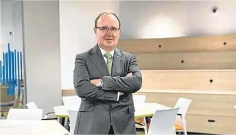  ?? RODRIGO PINEDO ?? El nuevo rector atiende a este semanario en el nuevo Comillas Conecta Lab, dedicado a innovación docente.