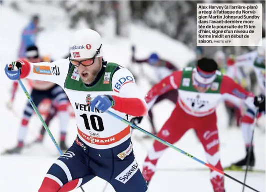  ??  ?? Alex Harvey (à l’arrière-plan) a réagi à l’attaque du Norvégien Martin Johnsrud Sundby dans l’avant-dernière montée de la poursuite de 15 km d’hier, signe d’un niveau de forme inédit en début de saison. PHOTO AFP