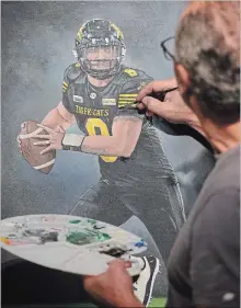  ?? BARRY GRAY THE HAMILTON SPECTATOR ?? Dino Nicosia has painted a number of Tiger-Cat players over the years. This year, it’s Jeremiah Masoli.