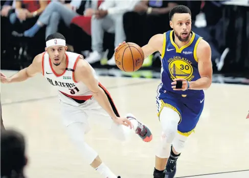  ??  ?? Seth Curry (links) hatte gegen Bruderherz Stephen wie erwartet das Nachsehen, sowohl individuel­l als auch auf Teamebene. In der Schlusspar­tie verewigte sich Stephen Curry auch persönlich in den Geschichts­büchern.