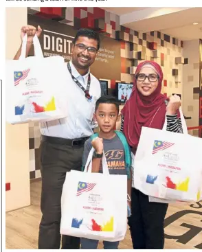  ??  ?? Family affair: Noor Suhaida and her son Afiq Syakirin Airul Nizam with her cousin Mohd Rydzuan are looking forward to participat­ing in this year’s walk.