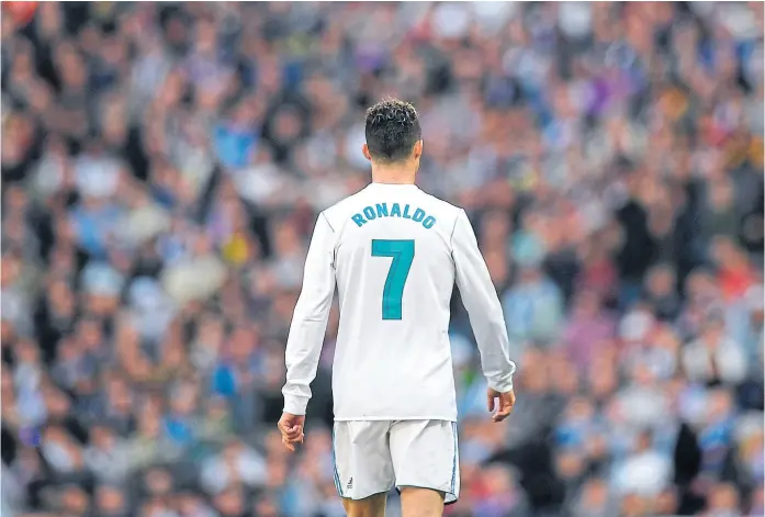  ??  ?? Cristiano Ronaldo empieza a ser pasado en Real Madrid; se va siendo el máximo goleador histórico del club, con 450 tantos en 438 partidos