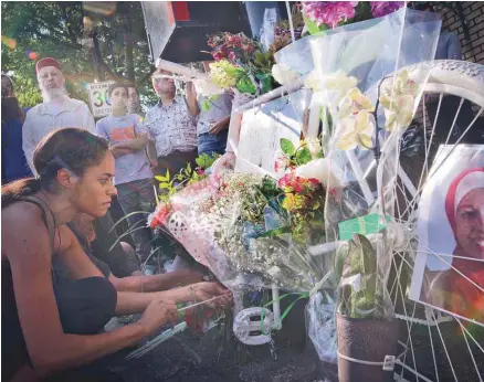  ?? JACQUES NADEAU LE DEVOIR ?? Des proches et des citoyens ont déposé des fleurs sur le vélo blanc installé à l'angle de la rue Bélanger et de la 6e avenue à la mémoire de Meryem Ânoun. Il s'agit du sixième vélo fantôme installé à Montréal depuis 2013.